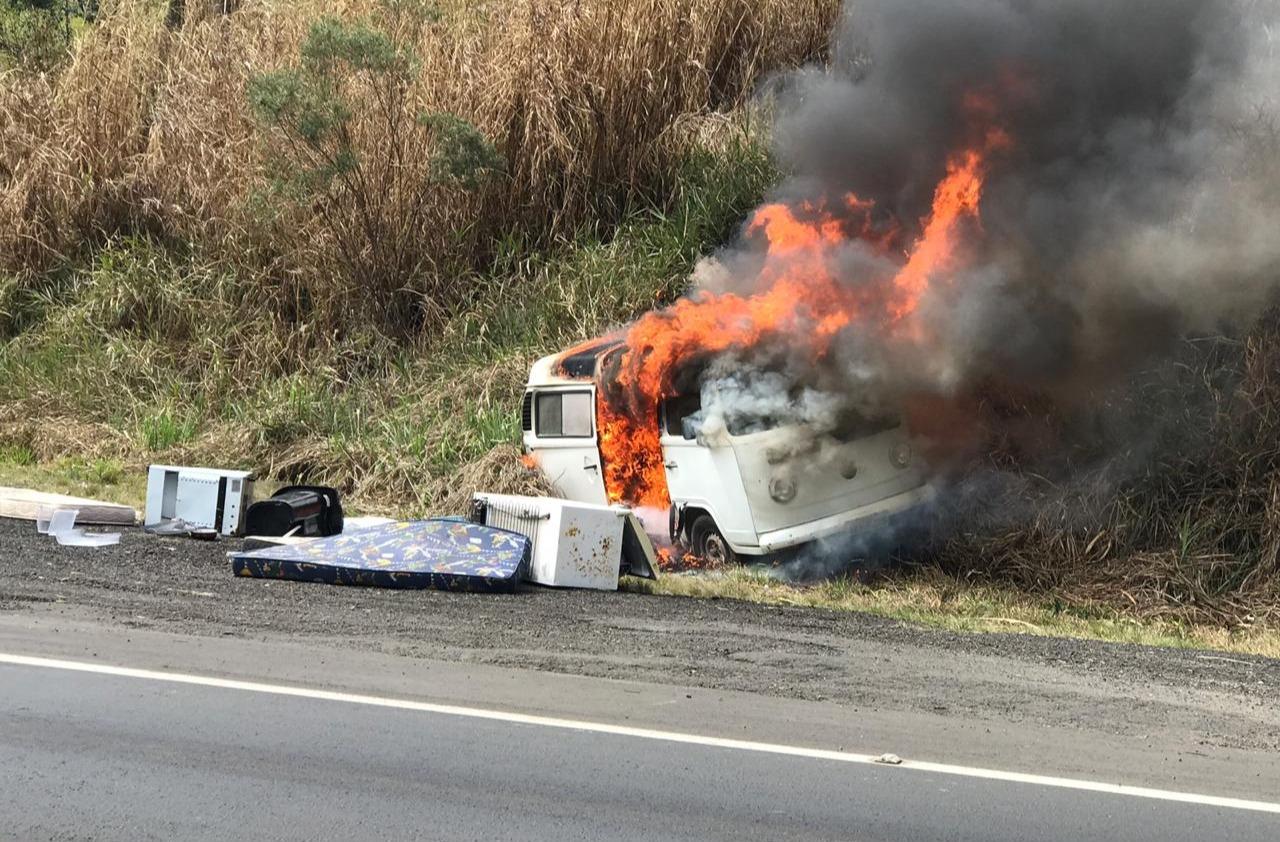 Kombi Pega Fogo Ap S Defeito Mec Nico Na Br Correio Do Cidad O