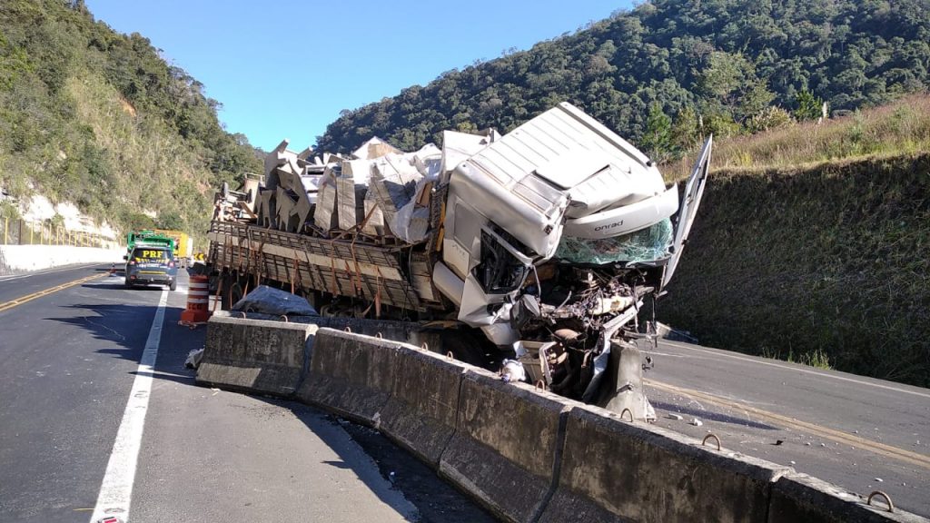 Tr S Caminh Es Se Envolvem Em Acidente Na Serra Da Esperan A Em