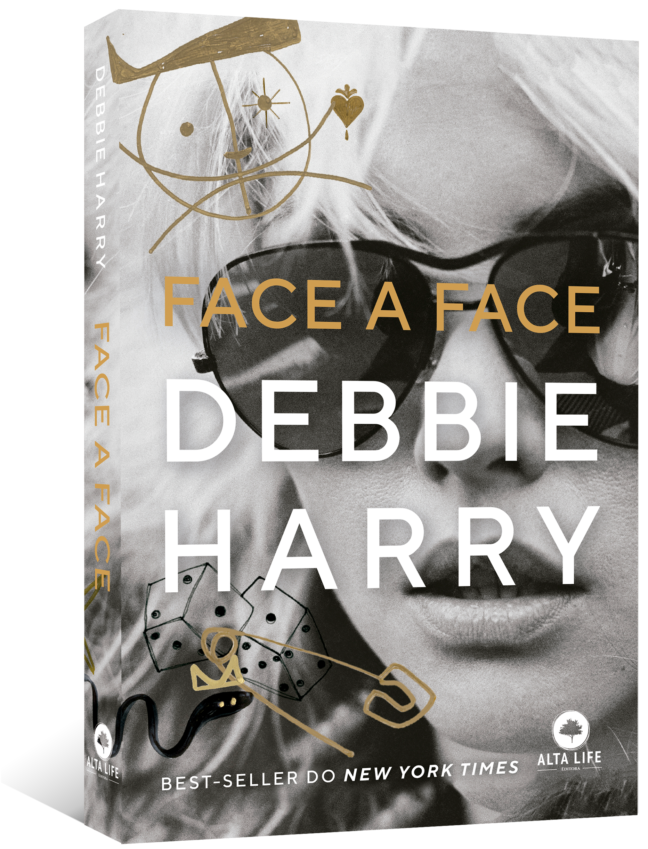 Debbie Harry, a líder do Blondie, anuncia sua autobiografia 