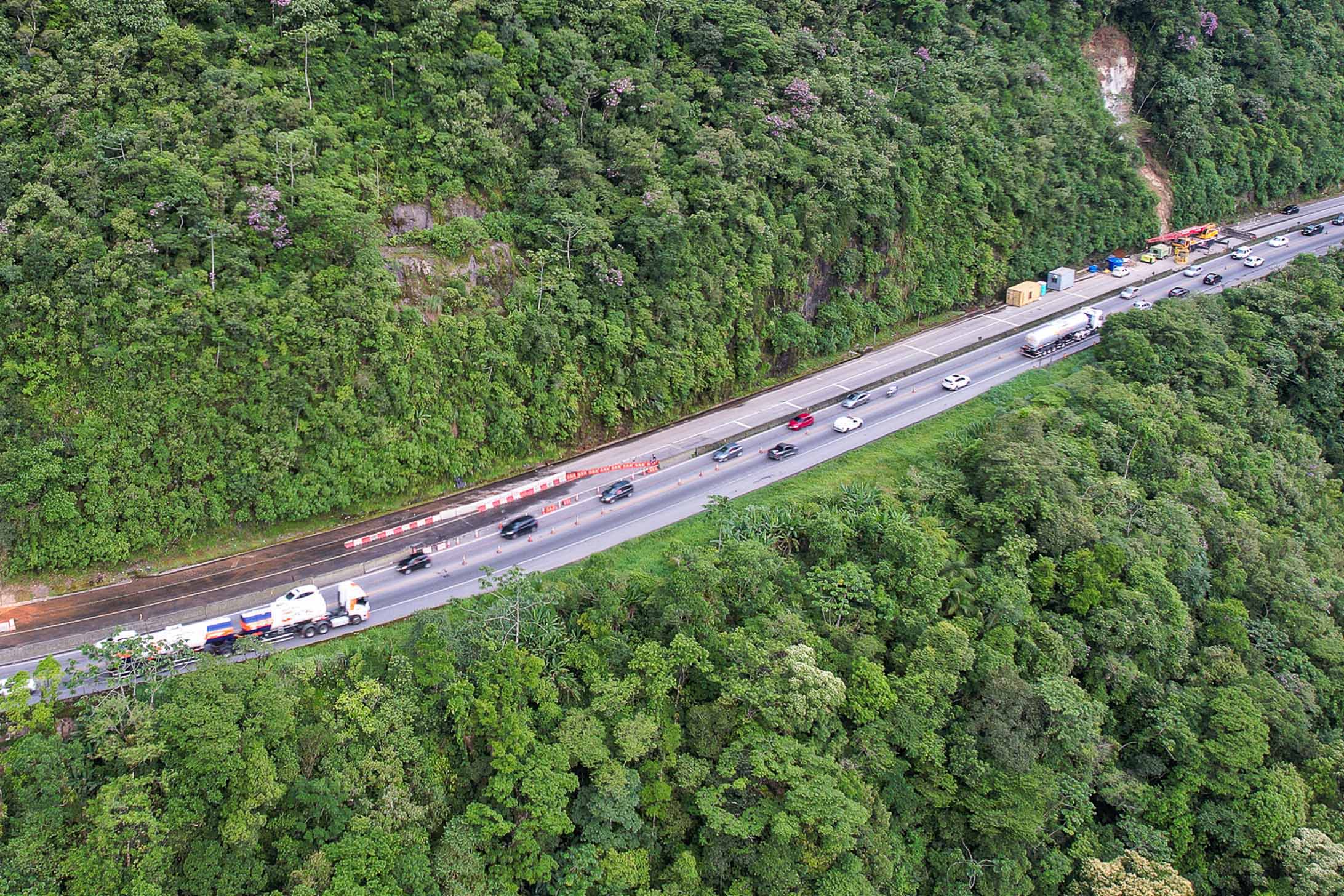 Postes caem durante temporal na BR 277, região do Trevo da Portal