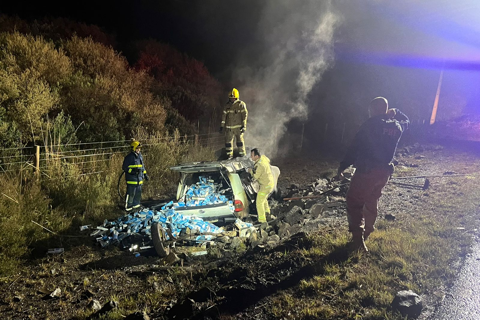 Motorista foge e SUV pega fogo após acidente no Água Verde